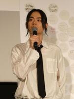 トークする菅田将暉