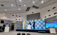 「晴れの国ＯＫＡＹＡＭＡ魅力発見プロジェクト」キックオフ！記者発表会に登壇した（左から）ふなっしー、伊原木隆太岡山県知事、ＪＯ１・豆原一成