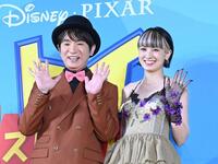 笑顔で手を振る濱口優（左）と南明奈（撮影・園田高夫）