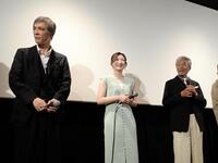 映画「夢物語　Ｔｈｅ　Ｌｉｖｉｎｇ　Ｄｒａｇｏｎ」完成披露上映会で笑顔の（左から）加藤雅也、武田梨奈、倉田保昭