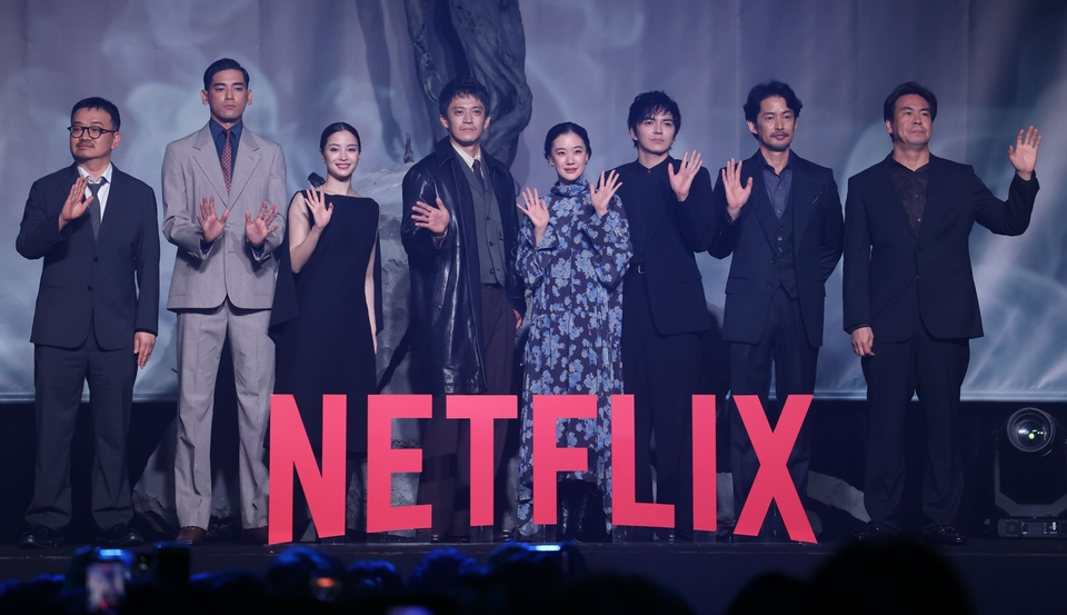 笑顔で手を振る（左から）ヨン・サンホ氏、ＵＴＡ、広瀬すず、小栗旬、蒼井優、林遣都、竹野内豊、片山慎三監督（撮影・金田祐二）