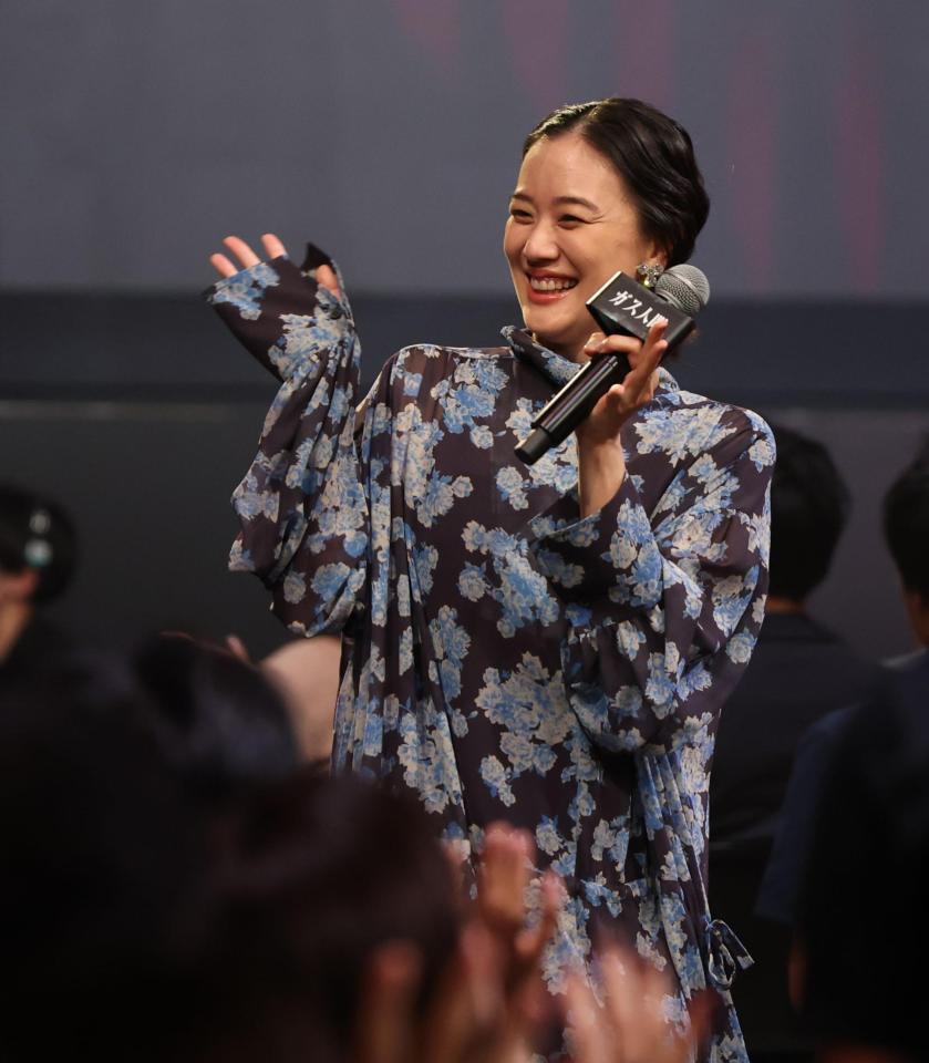 笑顔で手を振る蒼井優（撮影・金田祐二）
