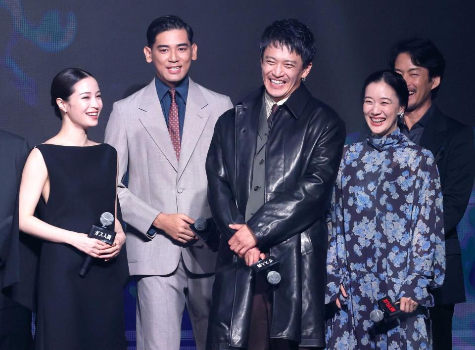談笑する（左から）広瀬すず、ＵＴＡ、小栗旬、蒼井優