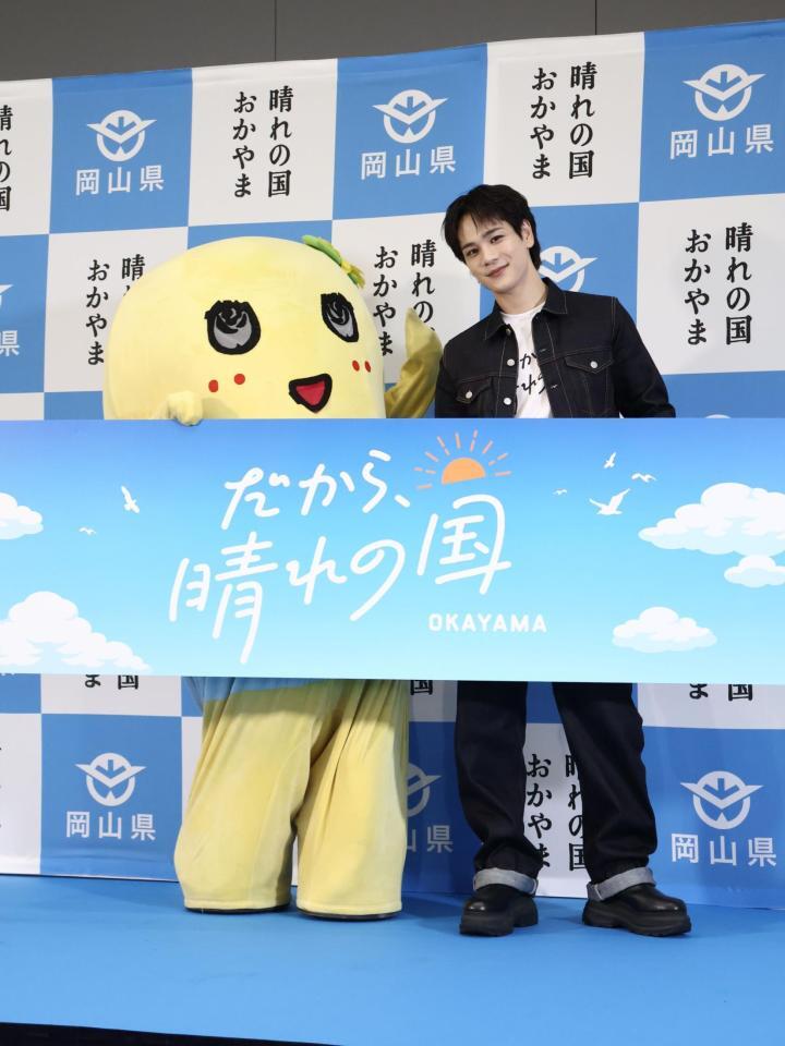 「晴れの国ＯＫＡＹＡＭＡ魅力発見プロジェクト」キックオフ！記者発表会に登壇した（左から）ふなっしー、ＪＯ１・豆原一成＝化学会館