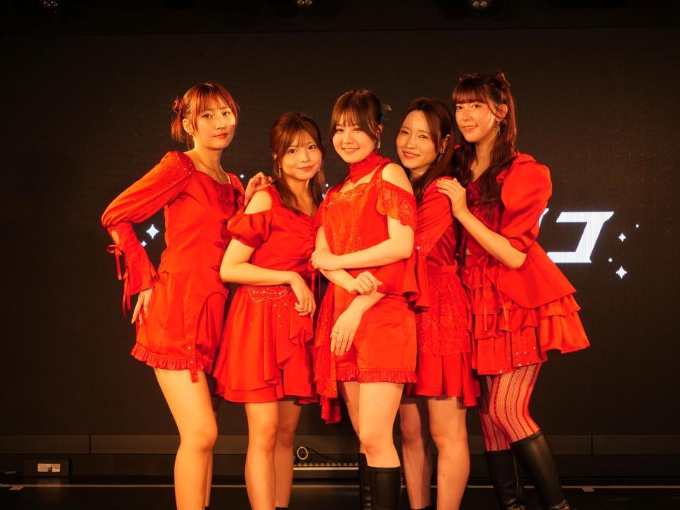 ラストチャンスを賭けてデビューしたアタシノトリコの（左から）胡蝶らん、西谷麻糸呂、武内杏樹、宮崎乃綾、橘汐璃