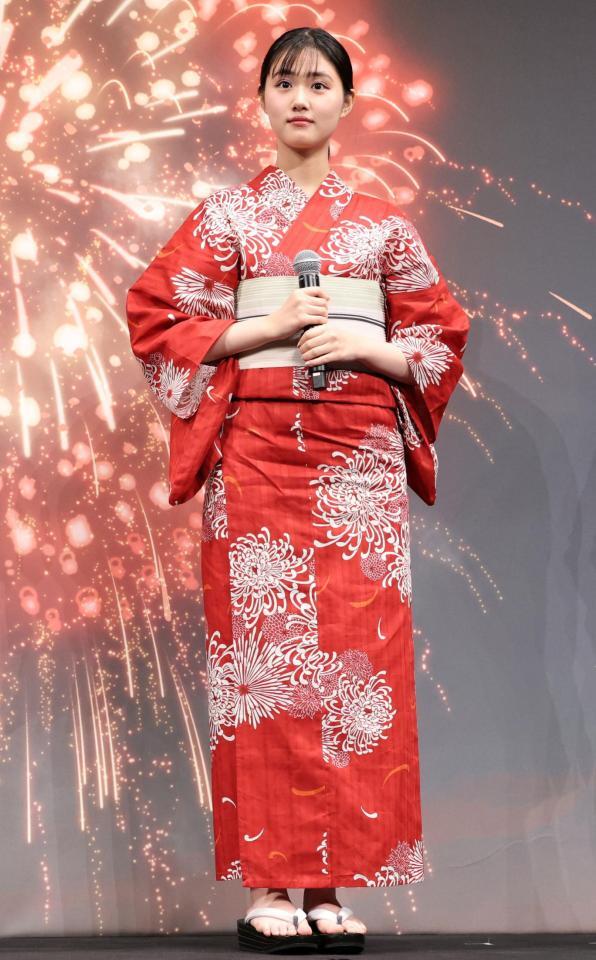 アニメ映画「君と花火と約束と」完成披露試写会に浴衣姿で登場した原菜乃華（撮影・伊藤笙子）