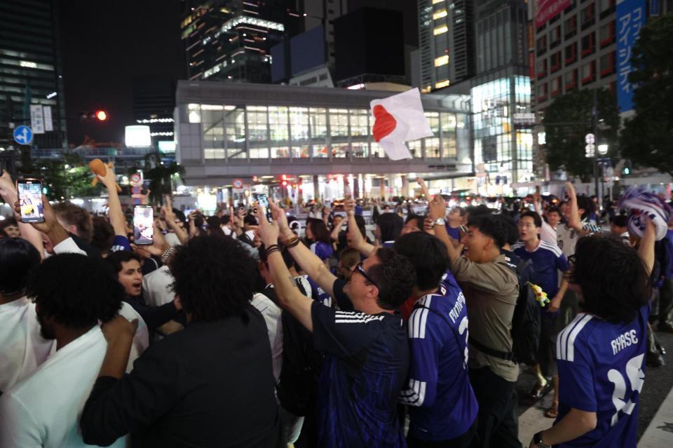 試合前に盛り上がる渋谷スクランブル交差点