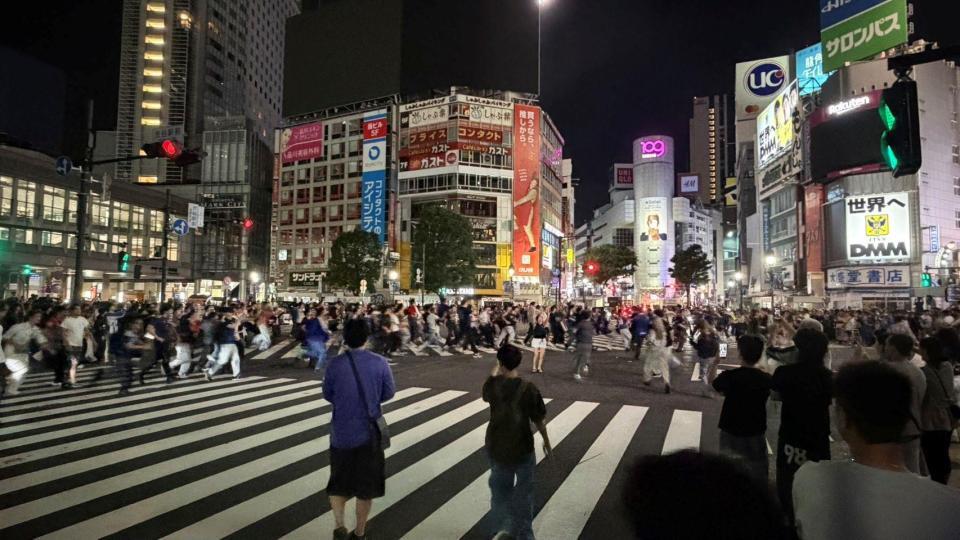 青信号となった瞬間に走り出す人々＝東京・渋谷スクランブル交差点