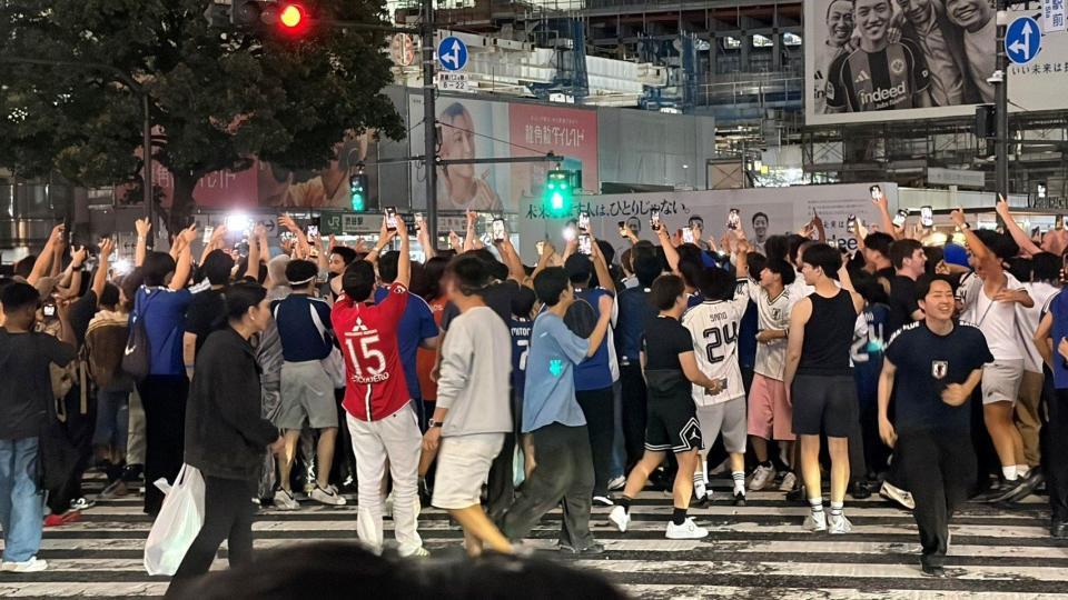 試合前から人で溢れかえるスクランブル交差点＝東京・渋谷スクランブル交差点