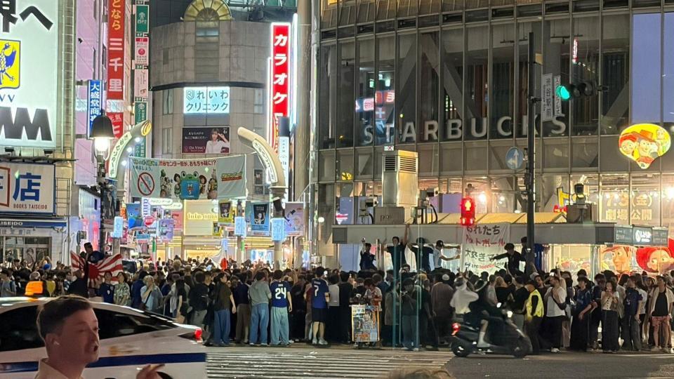 試合前から人で溢れかえるスクランブル交差点前＝東京・渋谷スクランブル交差点