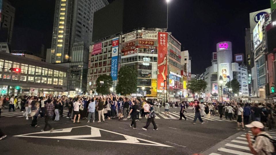 試合前から人で溢れかえるスクランブル交差点＝東京・渋谷スクランブル交差点