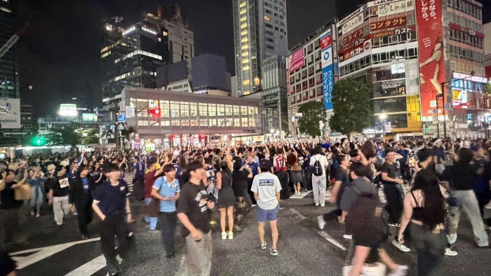 試合前から人で溢れかえるスクランブル交差点＝東京・渋谷スクランブル交差点