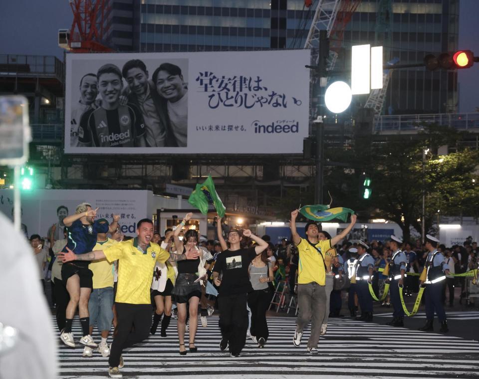喜ぶブラジルサポーター＝渋谷駅前