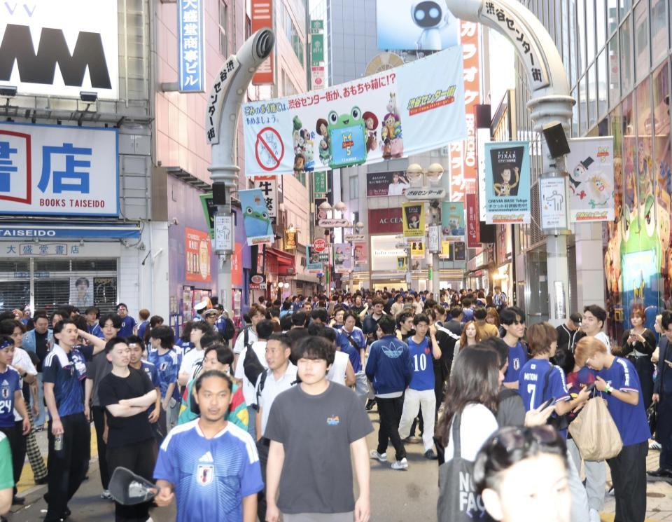 観戦後、家路につく人たち＝渋谷センター街