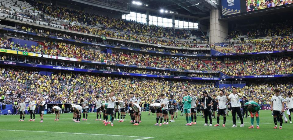 ブラジルに敗れ、スタンドへあいさつをする日本代表イレブン＝ヒューストンスタジアム（撮影・中田匡峻）