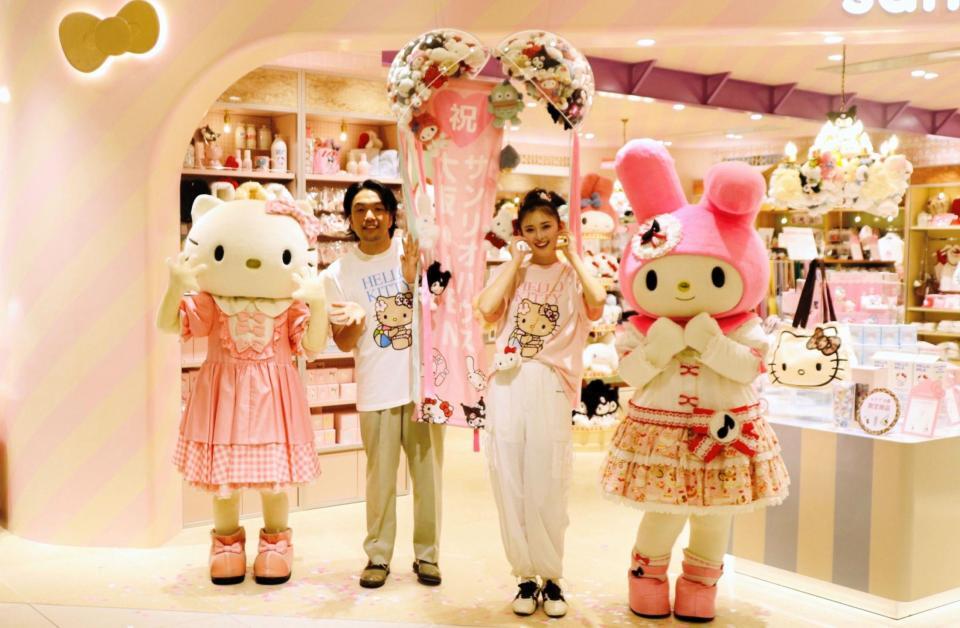 ｓａｎｒｉｏ　ｈｏｕｓｅルクア大阪店のオープンイベントに登場した（左から）キティ、見取り図・盛山晋太郎、ゆうちゃみ、マイメロディ