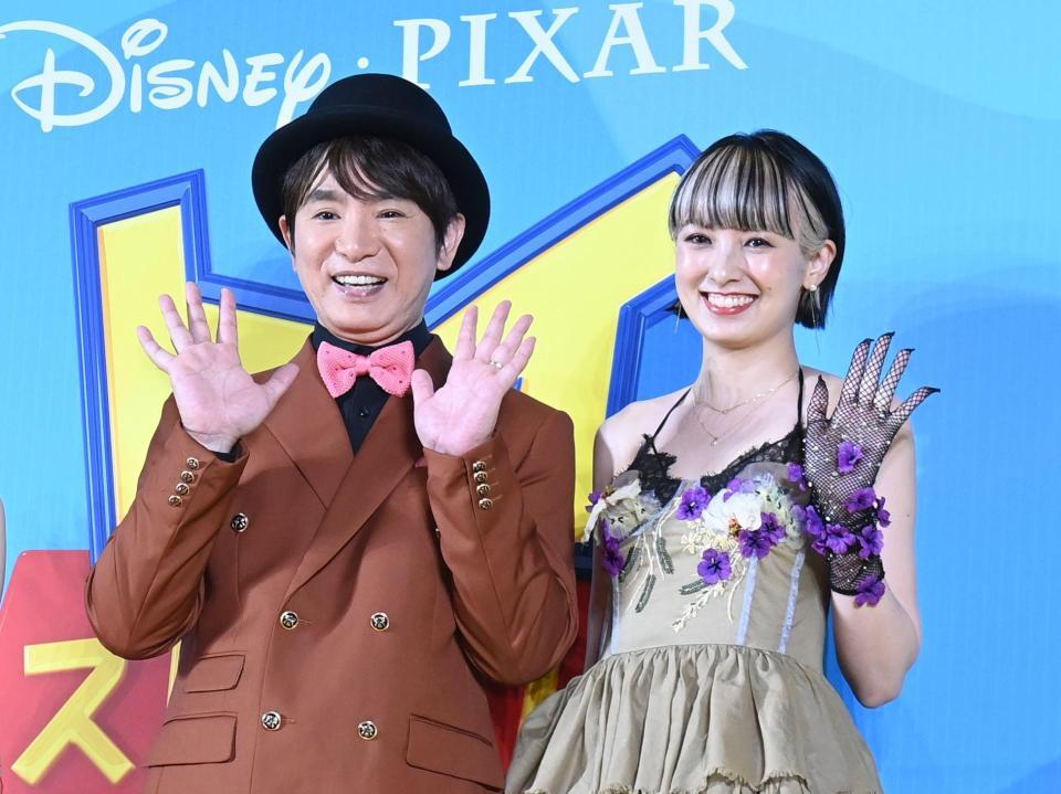 笑顔で手を振る濱口優（左）と南明奈（撮影・園田高夫）