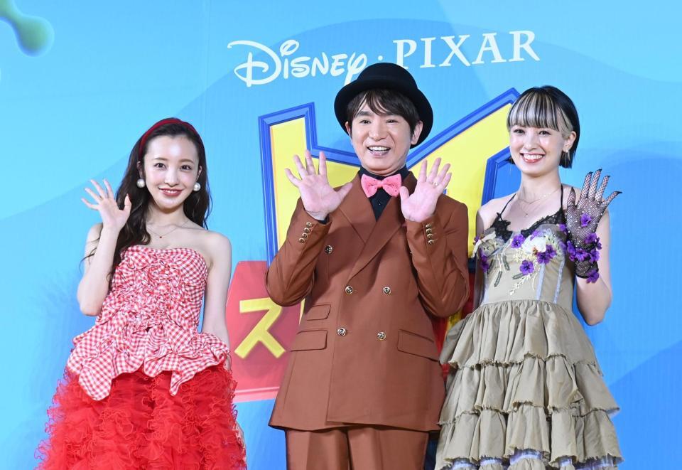 手を振る（左から）板野友美、濱口優、南明奈（撮影・園田高夫）