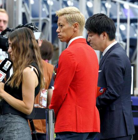 真っ赤なジャケットを着て日本戦を熱烈中継した本田圭佑（中央）＝撮影・中田匡峻