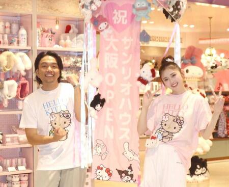 ｓａｎｒｉｏ　ｈｏｕｓｅルクア大阪店のオープンイベントに登場した見取り図・盛山晋太郎（左）とゆうちゃみ