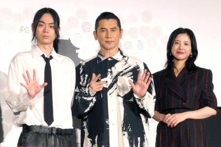 撮影に応じる（左から）黒沢清監督、菅田将暉、本木雅弘、吉高由里子