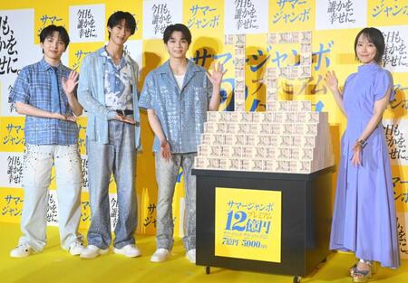 １２億円モニュメントを囲む（左から）Ｍ！ＬＫの吉田仁人、曽野舜太、塩﨑太智と吉岡里帆（撮影・開出牧）