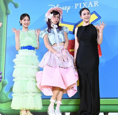 ジャパンプレミアに登場した（左から）柏木由紀、しなこ、村重杏奈（撮影・園田高夫）