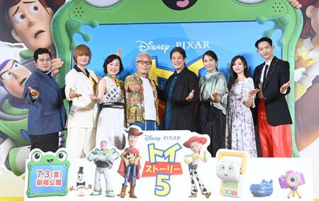 ポーズをとる（左から）松井ケムリ、佐野勇斗、日下由美、所ジョージ、唐沢寿明、広瀬アリス、井上和、竜星涼（撮影・園田高夫）