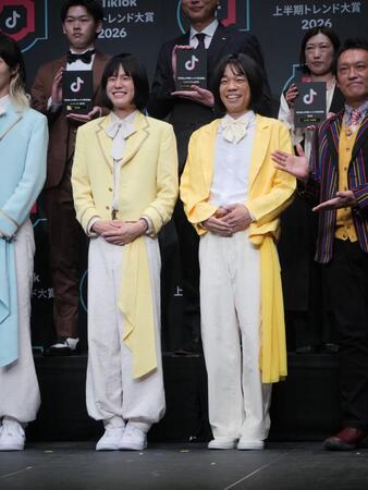 似ていると話題のおヨネ（左）とＣＯＷＣＯＷ多田健二