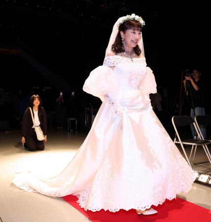 テレビ東京ドラマ「夫婦と１６歳～狂気の隣人～」記者会見にウェディングドレス姿で登場したかたせ梨乃（撮影・伊藤笙子）