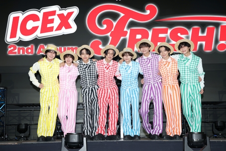 肩を組むＩＣＥｘの（左から）中村旺太郎、山本龍人、八神遼介、阿久根温世、志賀李玖、竹野世梛、筒井俊旭、千田波空斗（撮影・棚橋慶太）