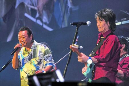 初対バンライブを行ったスターダスト☆レビューの根本要（右）と杉山清貴＆オメガトライブの杉山清貴
