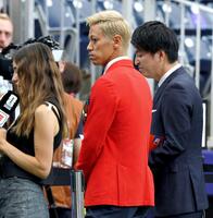 真っ赤なジャケットを着て日本戦を熱烈中継した本田圭佑（中央）＝撮影・中田匡峻