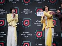 おヨネ（左）に激似と話題で「老ヨネ」と呼ばれているというＣＯＷＣＯＷ多田健二