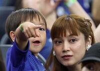 スウェーデン戦を息子たちと観戦する平愛梨＝６月２５日、ダラススタジアム