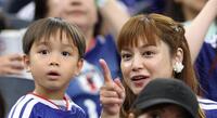 スウェーデン戦を息子たちと観戦する平愛梨＝６月２５日、ダラススタジアム