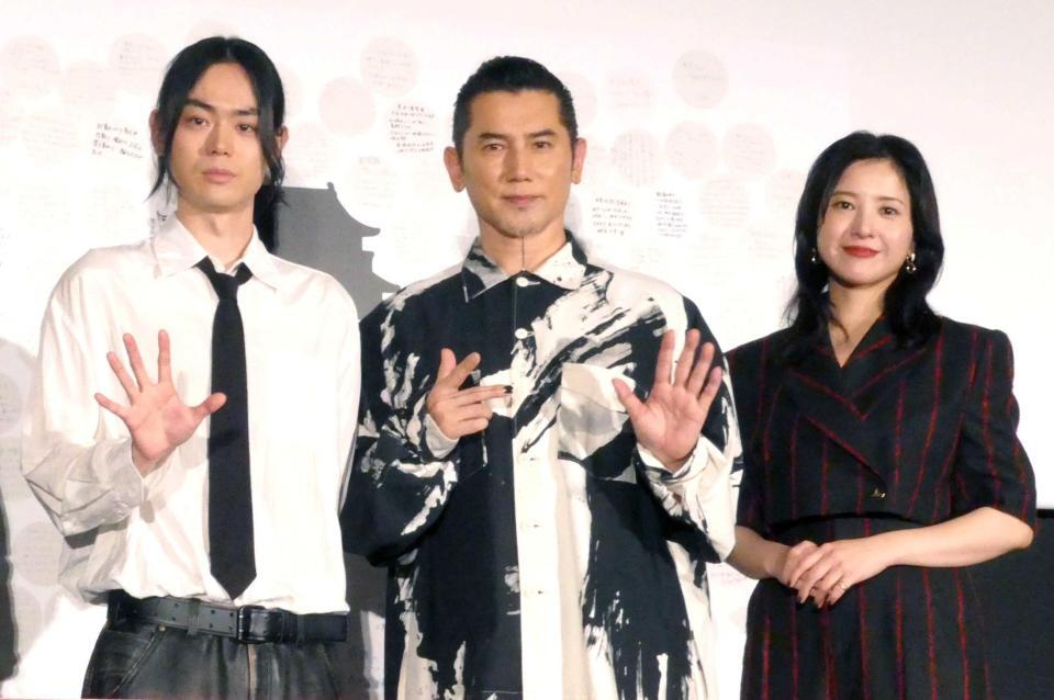 撮影に応じる（左から）黒沢清監督、菅田将暉、本木雅弘、吉高由里子