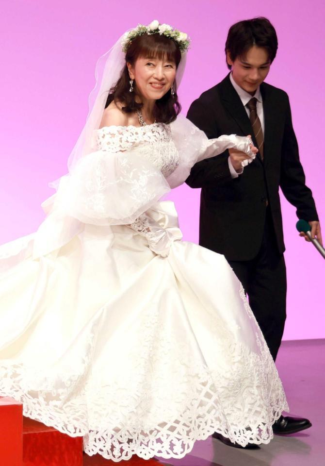 豆原一成（右）にエスコートされるかたせ梨乃（撮影・伊藤笙子）
