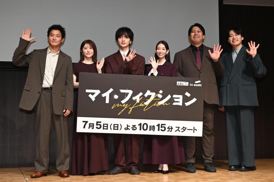 手を振る（左から）野村周平、宮澤エマ、玉森裕太、森川葵、レインボーのジャンボたかお、池田直人（撮影・園田高夫）