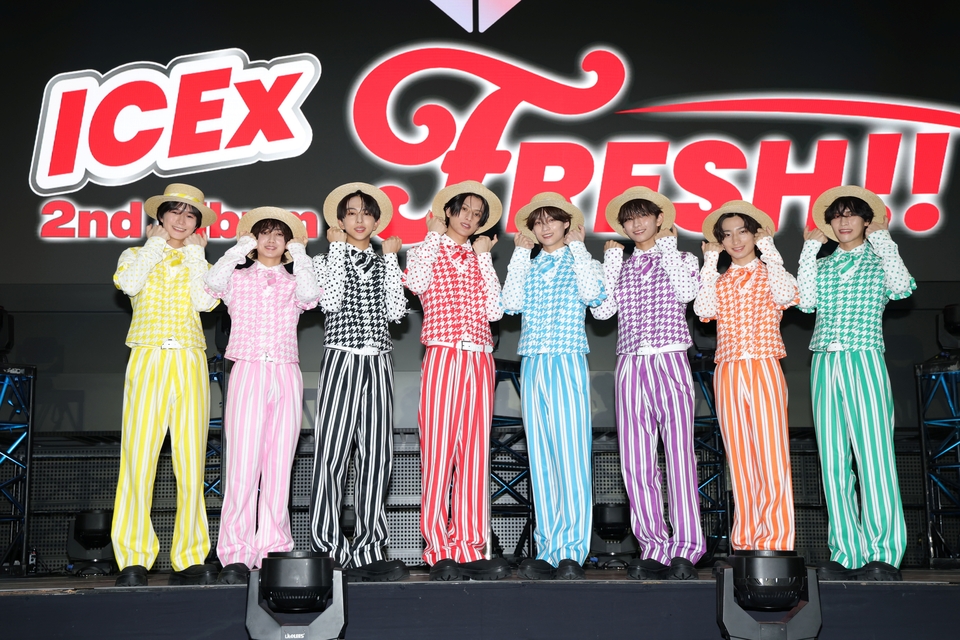 笑顔でポーズをとるＩＣＥｘの（左から）中村旺太郎、山本龍人、八神遼介、阿久根温世、志賀李玖、竹野世梛、筒井俊旭、千田波空斗（撮影・棚橋慶太）