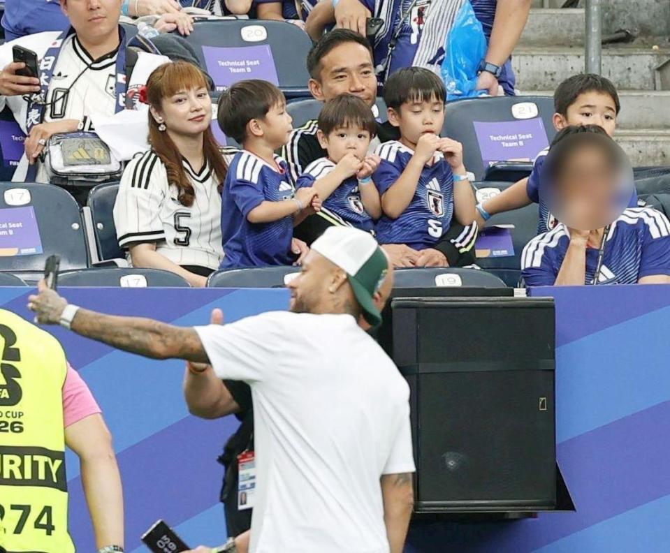 ブラジルとの試合後、スタンドで子どもたちを抱く長友。左は妻の平愛梨、手前はネイマール＝６月２９日、ヒューストン※画像の一部を加工しています