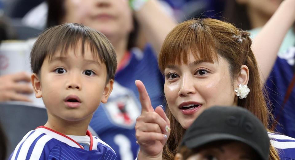 スウェーデン戦を息子たちと観戦する平愛梨＝６月２５日、ダラススタジアム