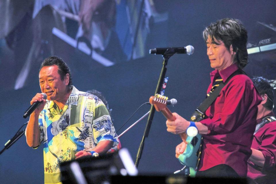 初対バンライブを行ったスターダスト☆レビューの根本要（右）と杉山清貴＆オメガトライブの杉山清貴