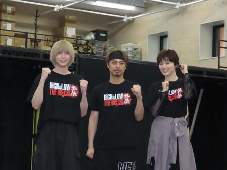 舞台「ＨＩＧＨ＆ＬＯＷ　ＴＨＥ　戦国　外伝」の稽古場取材会に出席した（左から）笹森裕貴、小野塚勇人、彩風咲奈