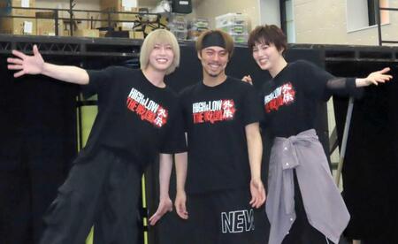 舞台「ＨＩＧＨ＆ＬＯＷ　ＴＨＥ　戦国　外伝」の稽古場取材会に出席した（左から）笹森裕貴、小野塚勇人、彩風咲奈