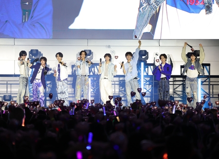 声援に応えるＩＣＥｘ（撮影・棚橋慶太）