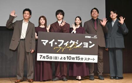 手を振る（左から）野村周平、宮澤エマ、玉森裕太、森川葵、レインボーのジャンボたかお、池田直人（撮影・園田高夫）　