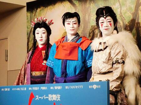 「もののけ姫」公開通し稽古前に役衣装で取材に応じた（左から）中村時蔵、市川團子、中村壱太郎