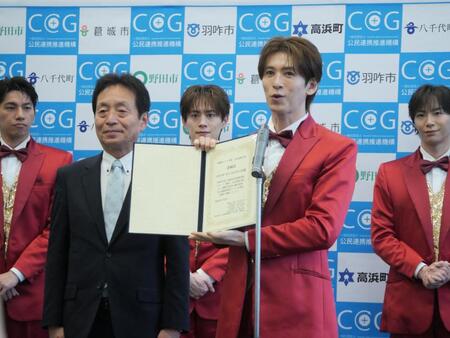 石川県羽咋市の岸博一市長（左）から委嘱状を受け取ったＳＨＯＷーＷＡの寺田真二郎