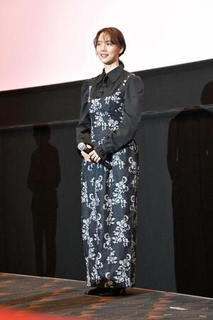 映画「平行と垂直」の舞台挨拶に出席したのん